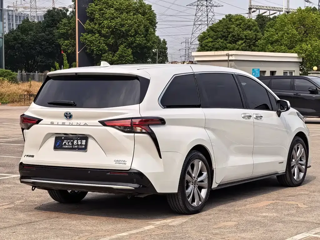 Toyota Sienna — фото 7