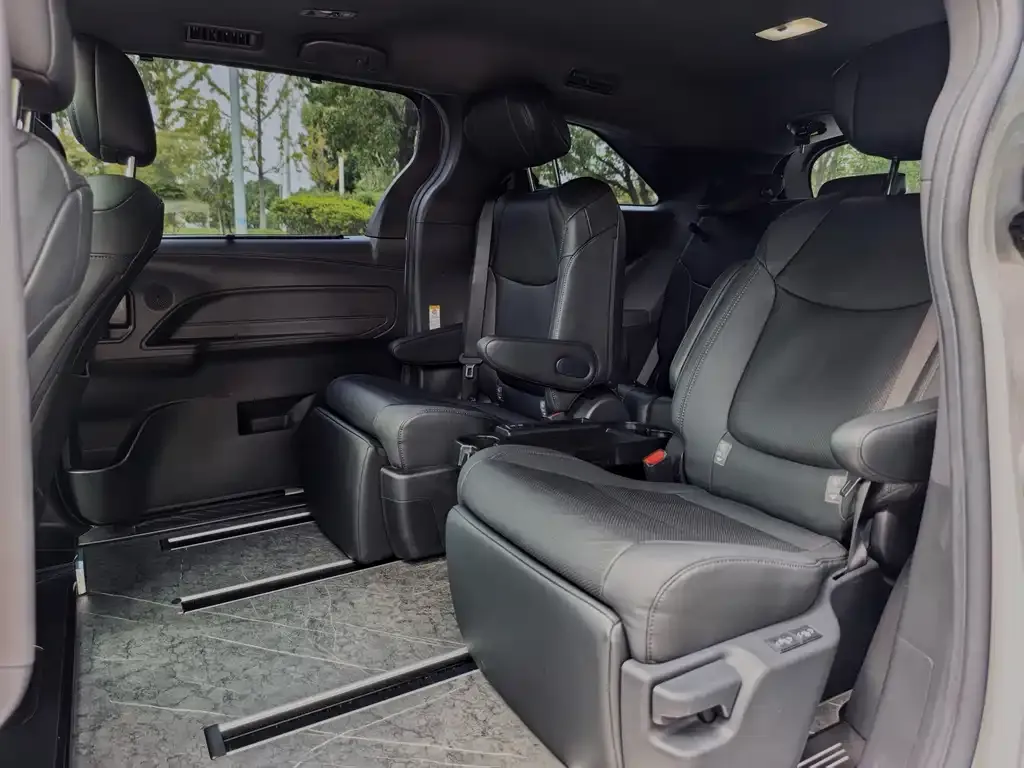 Toyota Sienna — фото 2