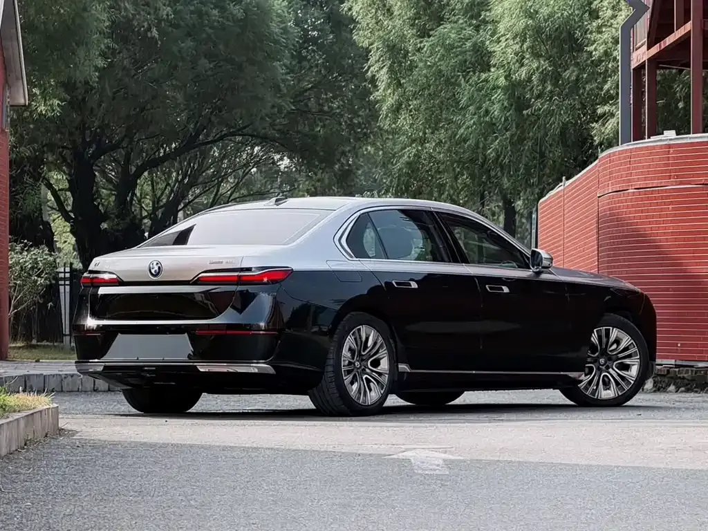 BMW i7 — фото 2