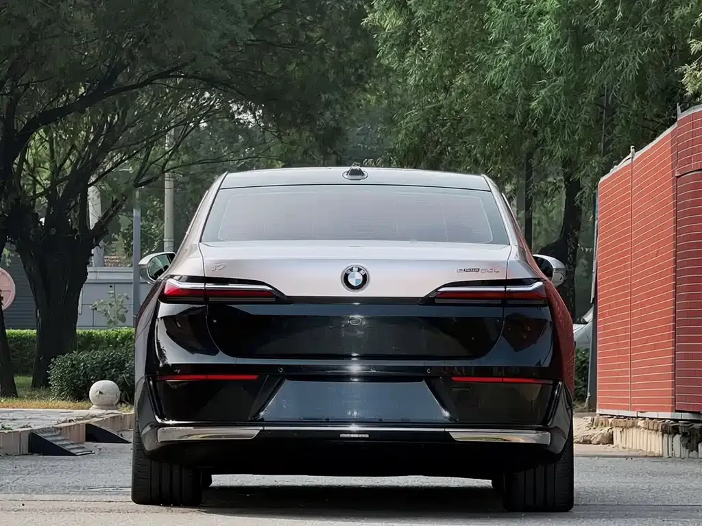 BMW i7 — фото 7