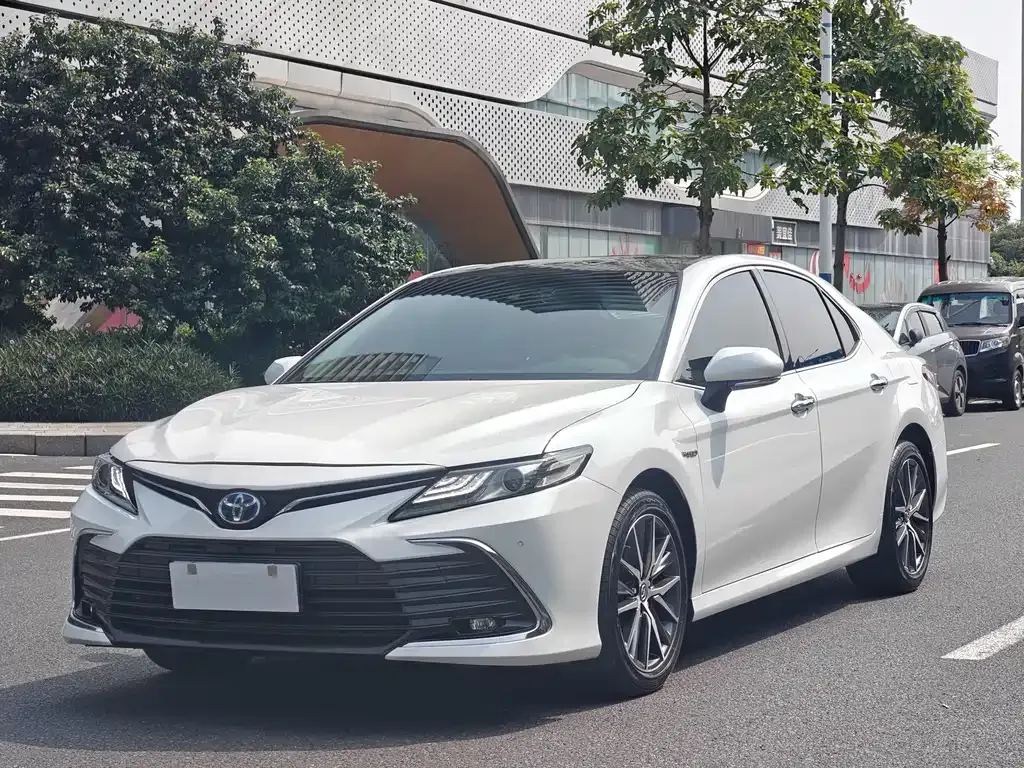 Toyota Camry — фото 1