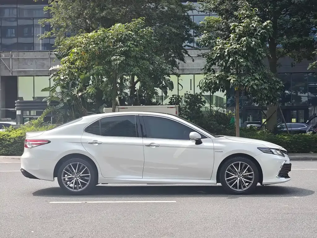Toyota Camry — фото 8