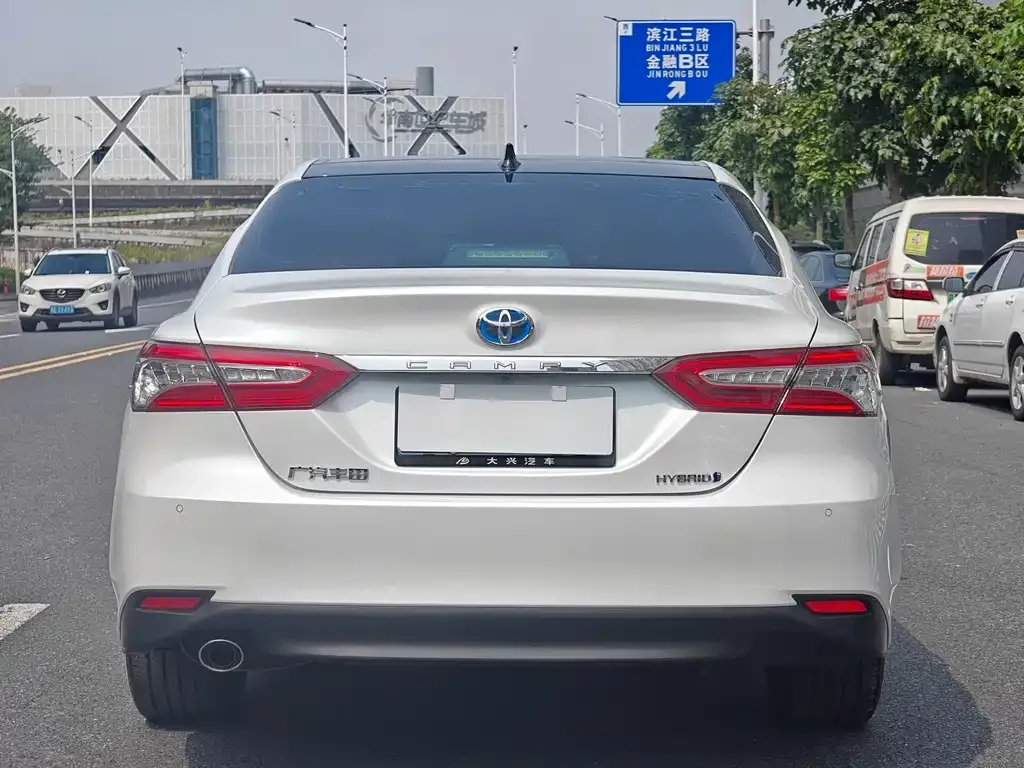 Toyota Camry — фото 2