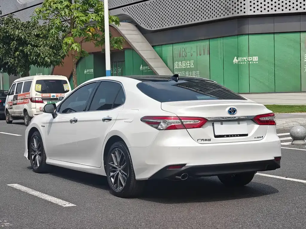 Toyota Camry — фото 3