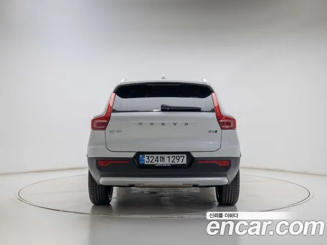 Volvo XC40 — фото 9