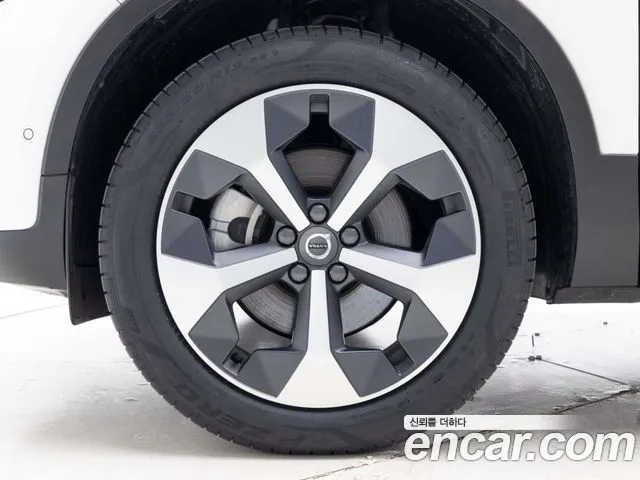 Volvo XC40 — фото 10