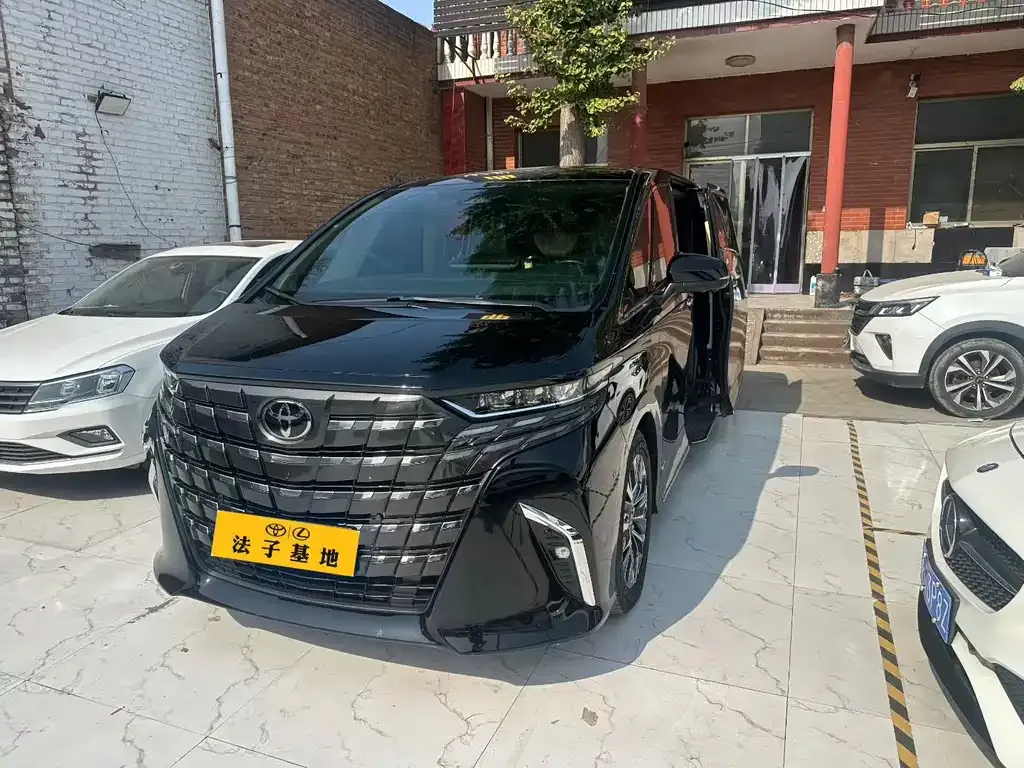 Toyota Alphard — фото 1