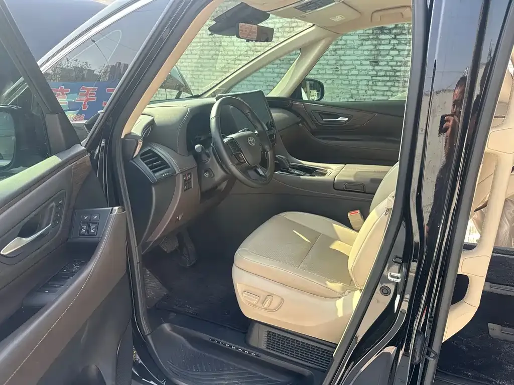 Toyota Alphard — фото 3