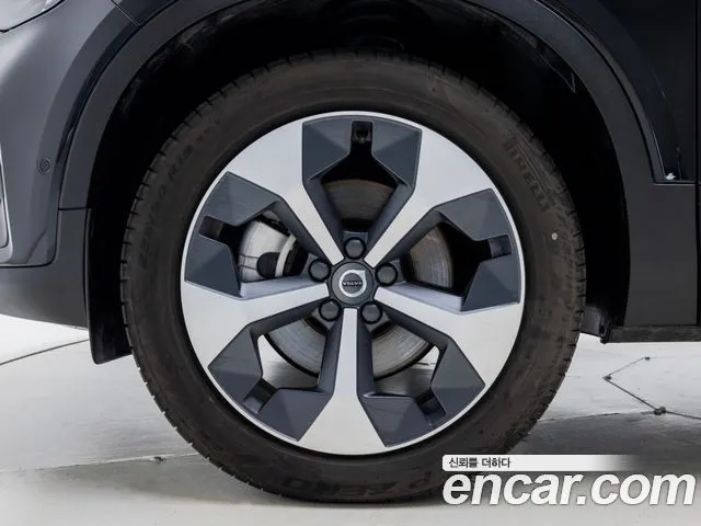 Volvo XC40 — фото 10