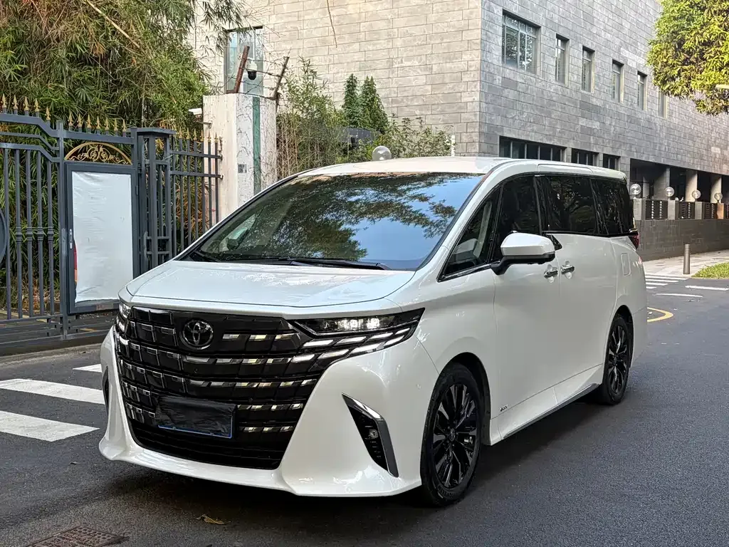 Toyota Alphard — фото 1