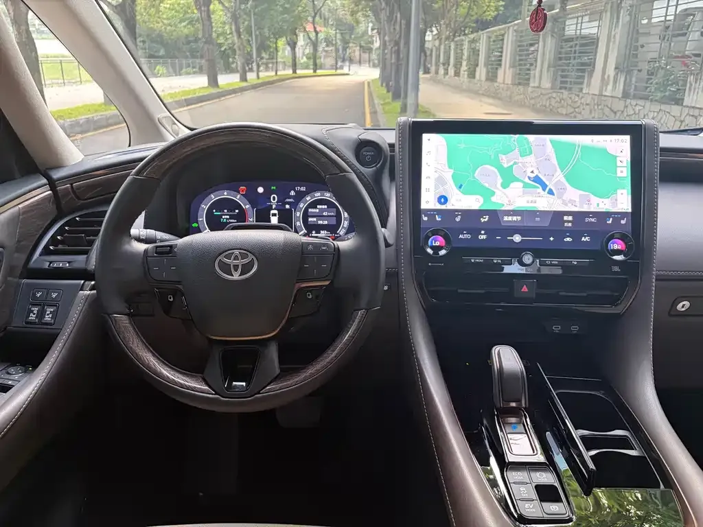 Toyota Alphard — фото 5
