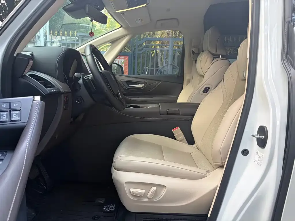Toyota Alphard — фото 2