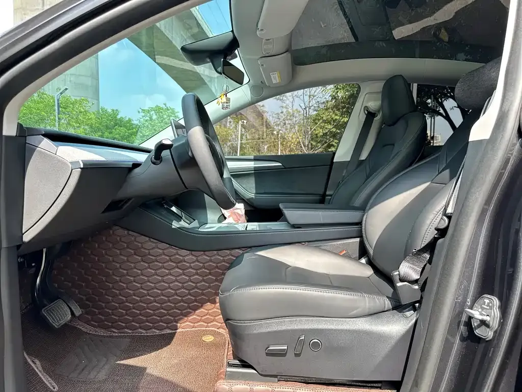 Tesla Model Y — фото 9