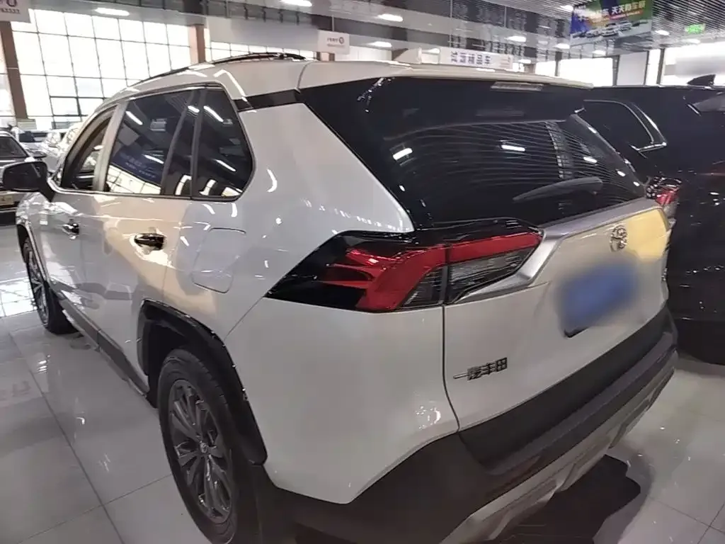 Toyota RAV4 — фото 1