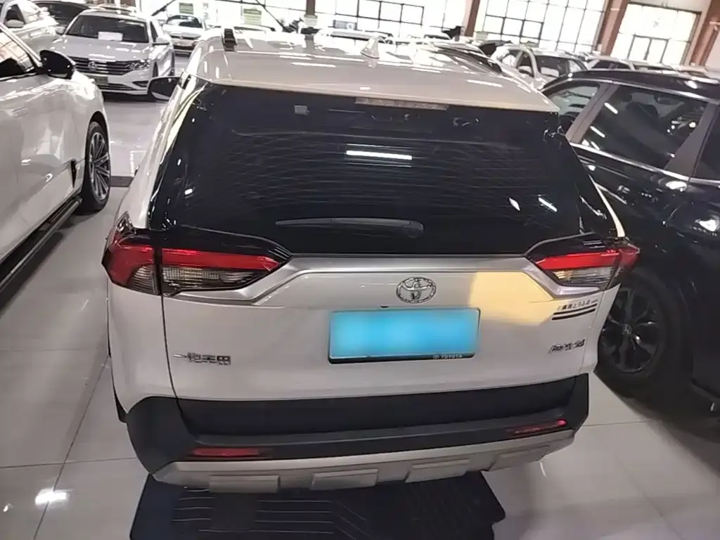 Toyota RAV4 — фото 2