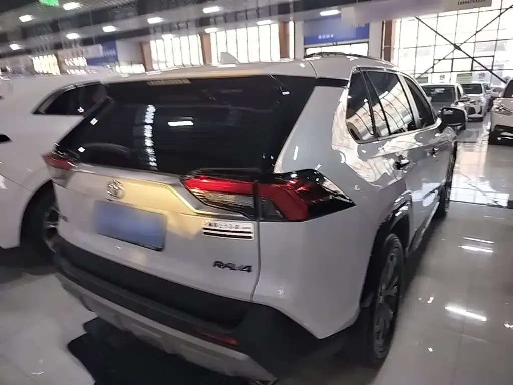 Toyota RAV4 — фото 9