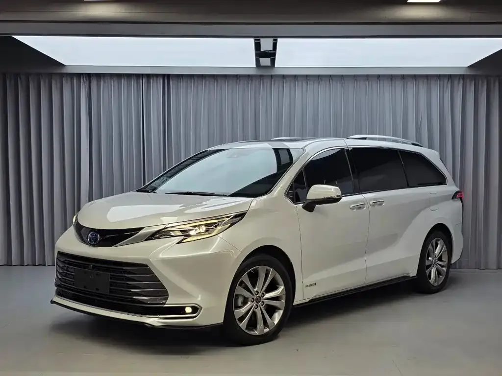 Toyota Sienna — фото 1