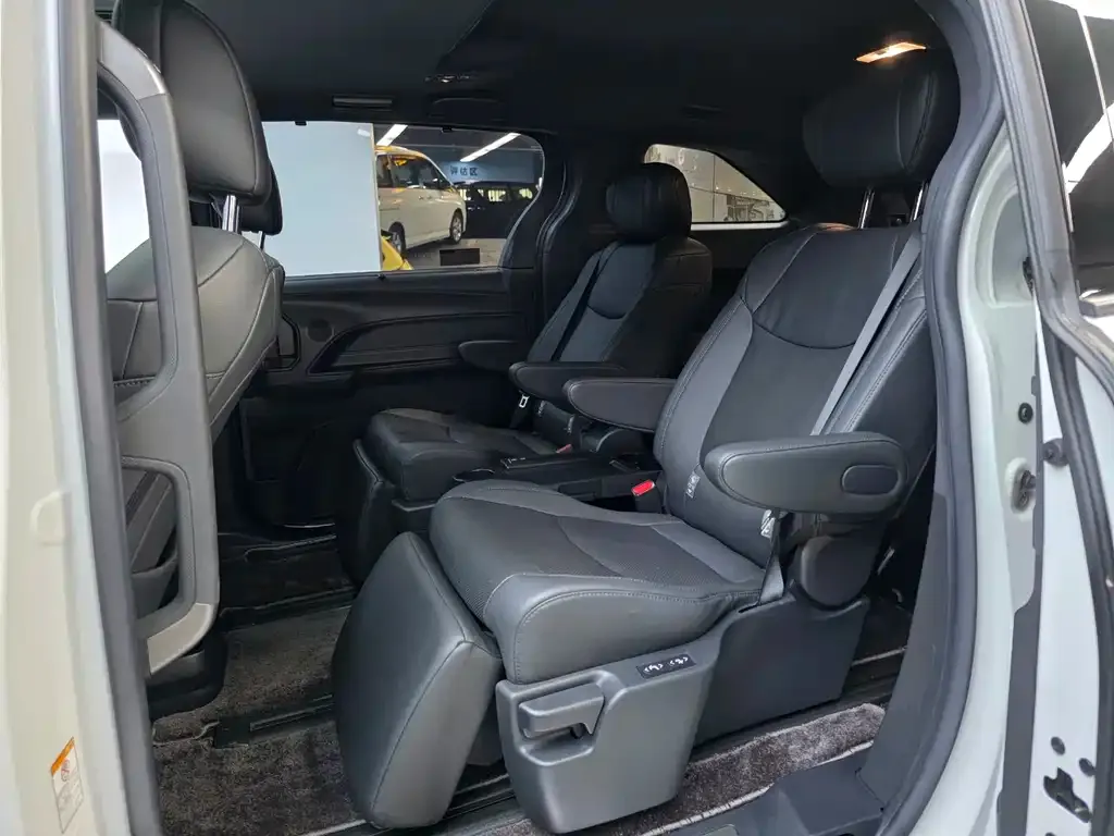 Toyota Sienna — фото 4