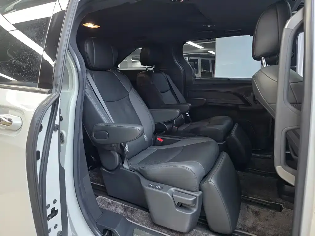 Toyota Sienna — фото 6