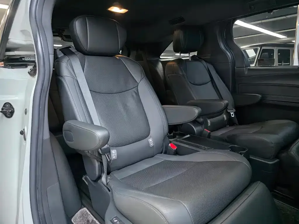 Toyota Sienna — фото 10