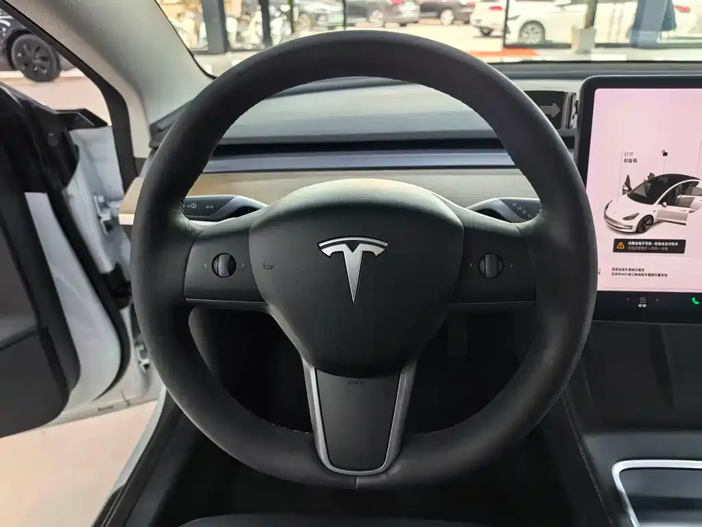 Tesla Model 3 — фото 9