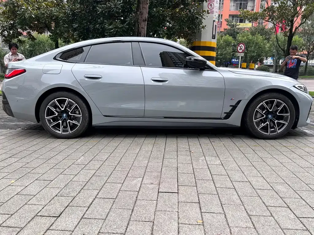 BMW i4 — фото 9