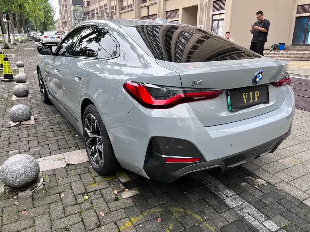 BMW i4 — фото 8