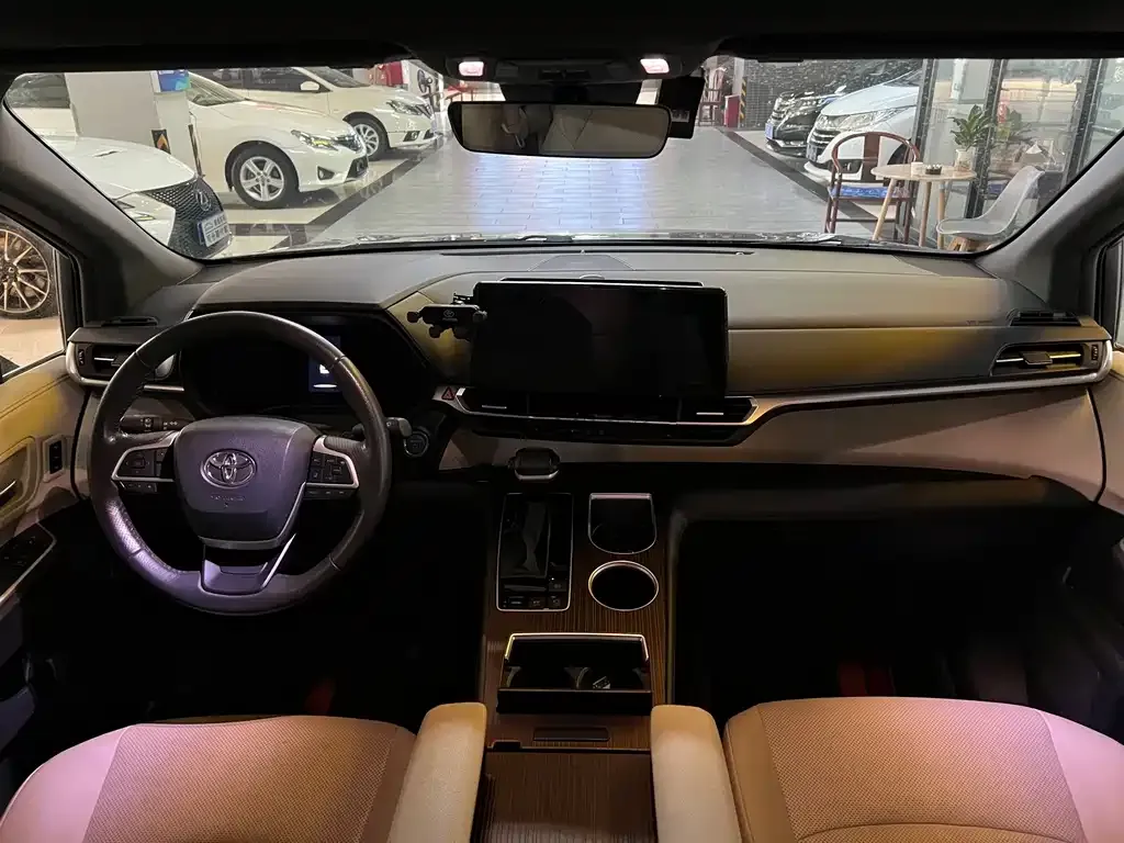 Toyota Granvia — фото 8