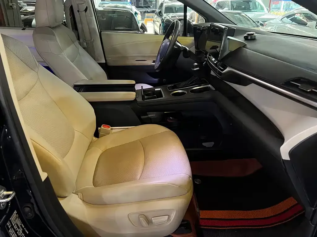 Toyota Granvia — фото 3