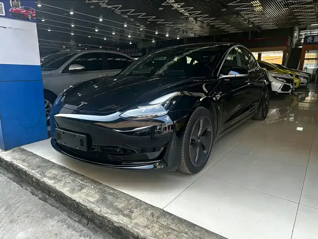 Tesla Model 3 — фото 1
