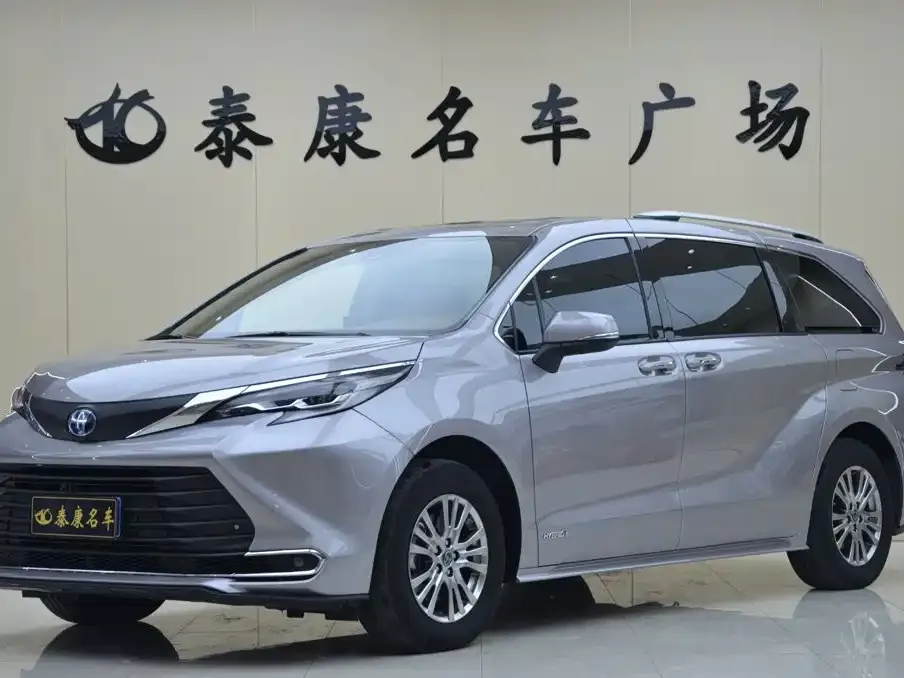 Toyota Sienna — фото 1
