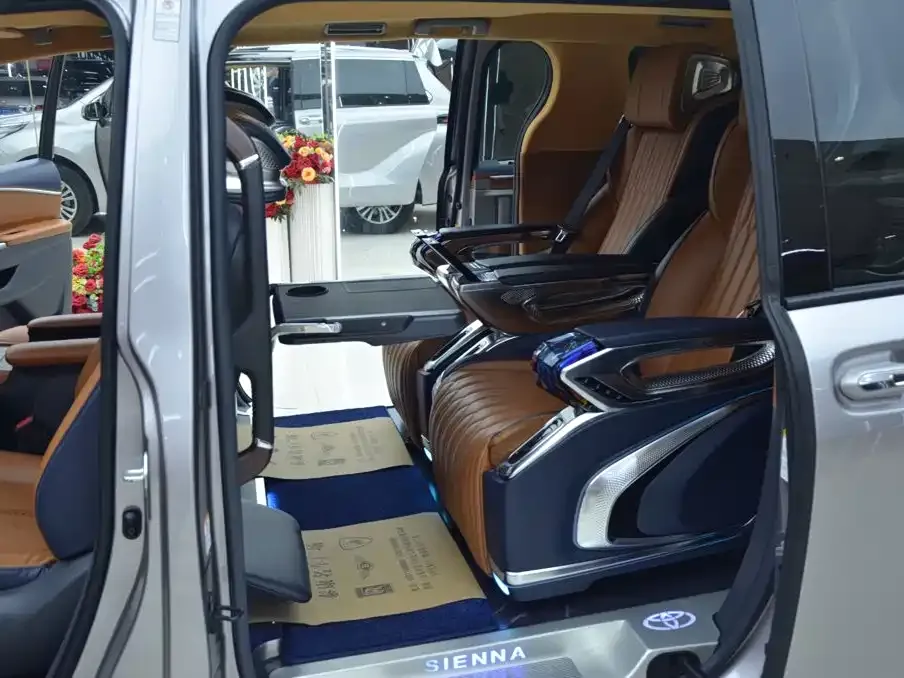 Toyota Sienna — фото 7