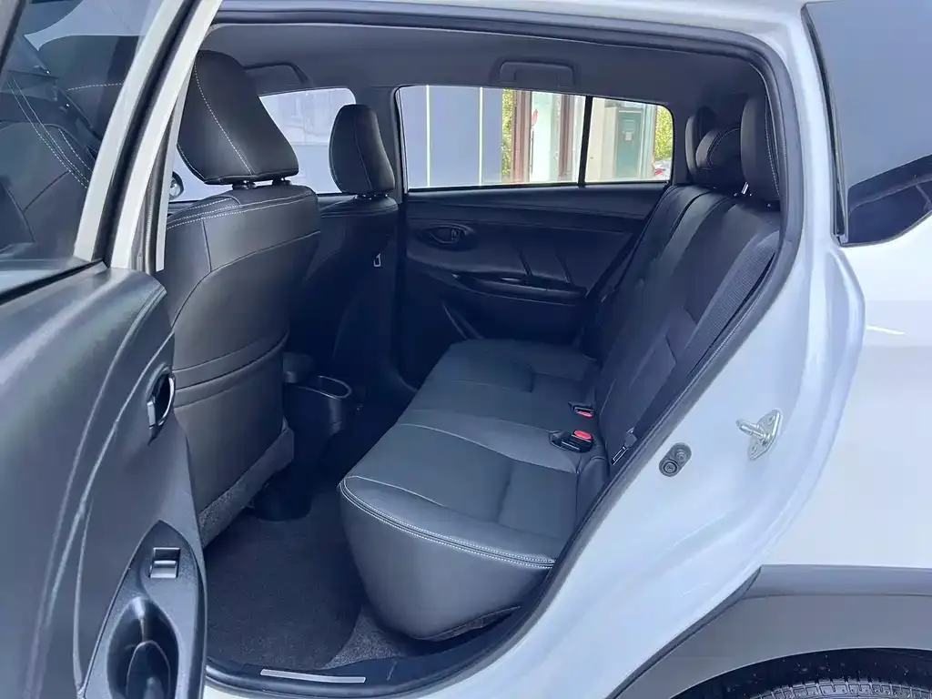 Toyota Yaris L — фото 3