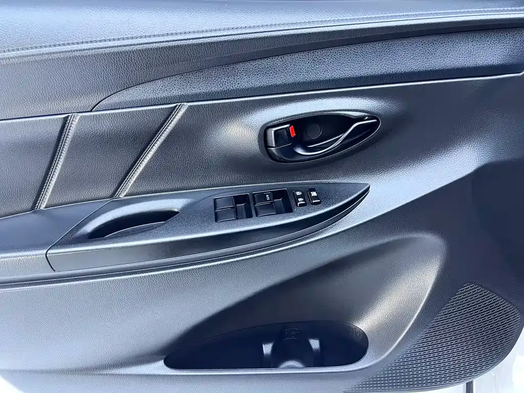 Toyota Yaris L — фото 6