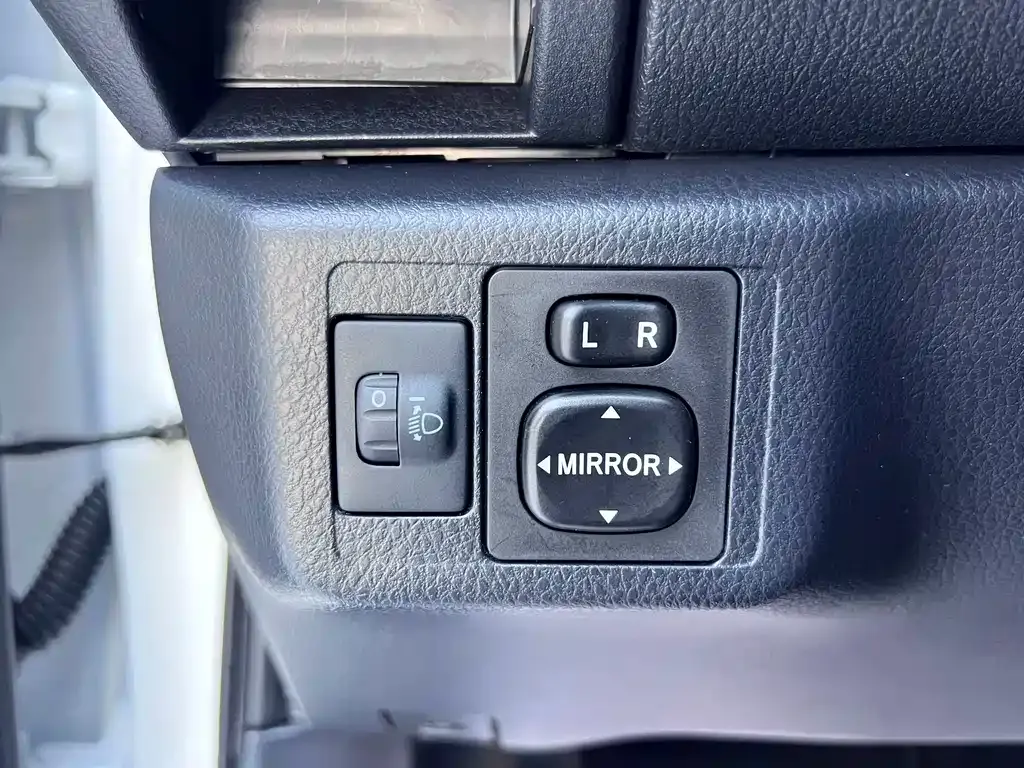 Toyota Yaris L — фото 9