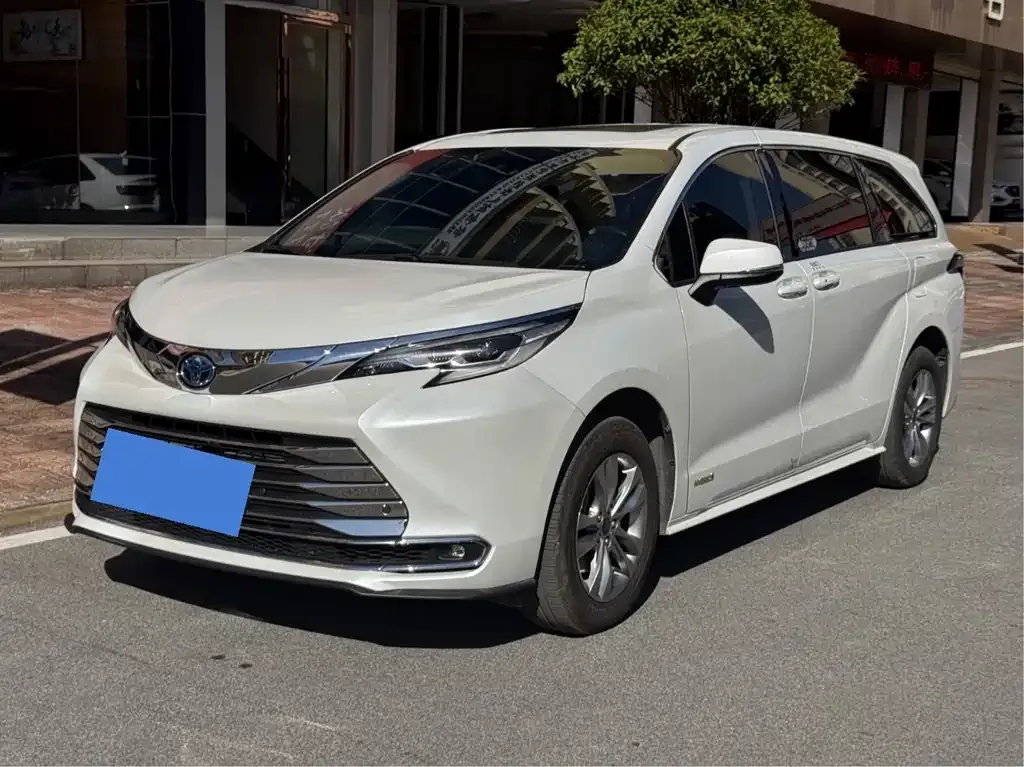 Toyota Sienna — фото 1