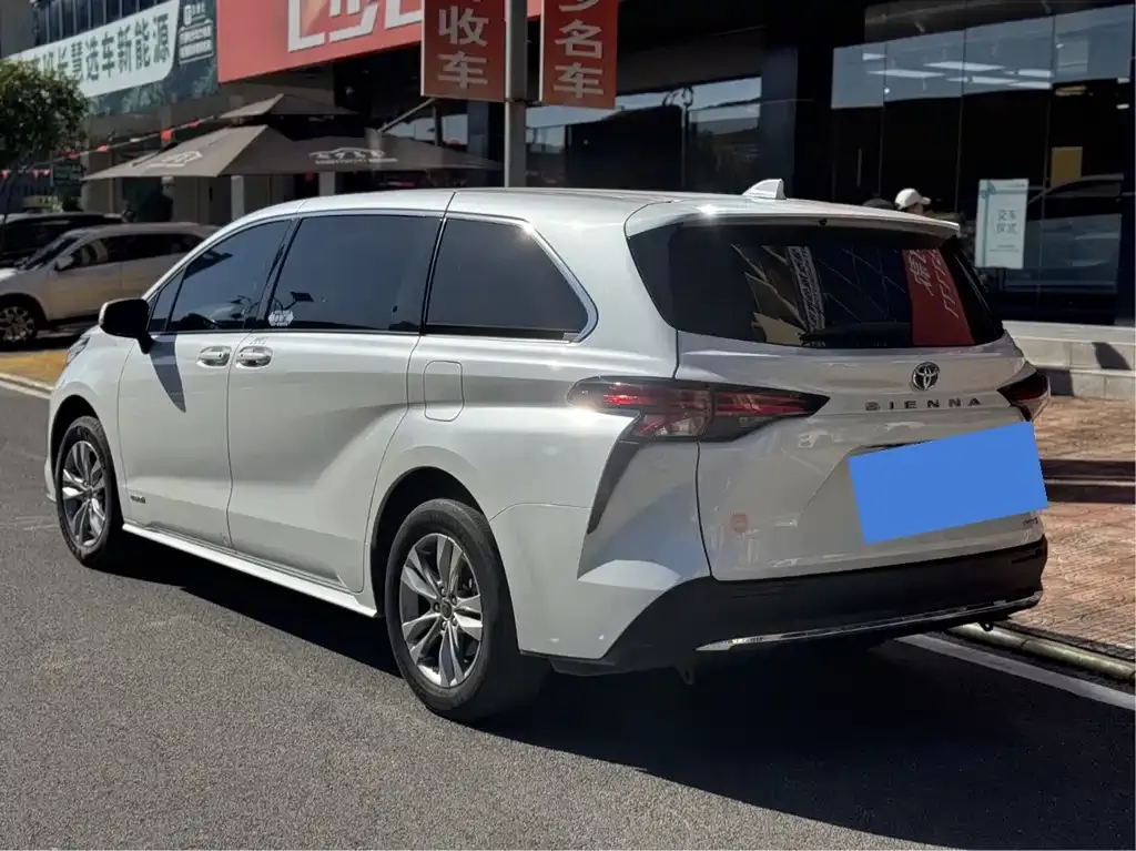 Toyota Sienna — фото 2