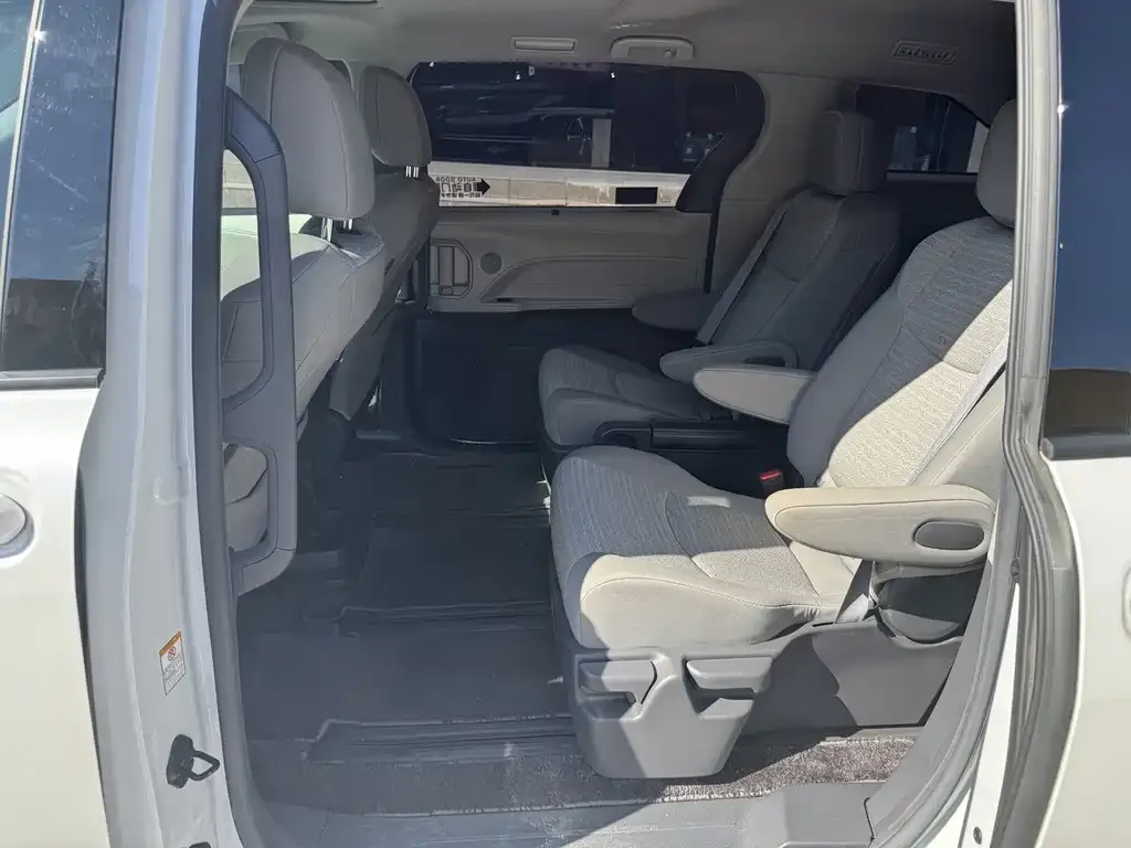 Toyota Sienna — фото 8
