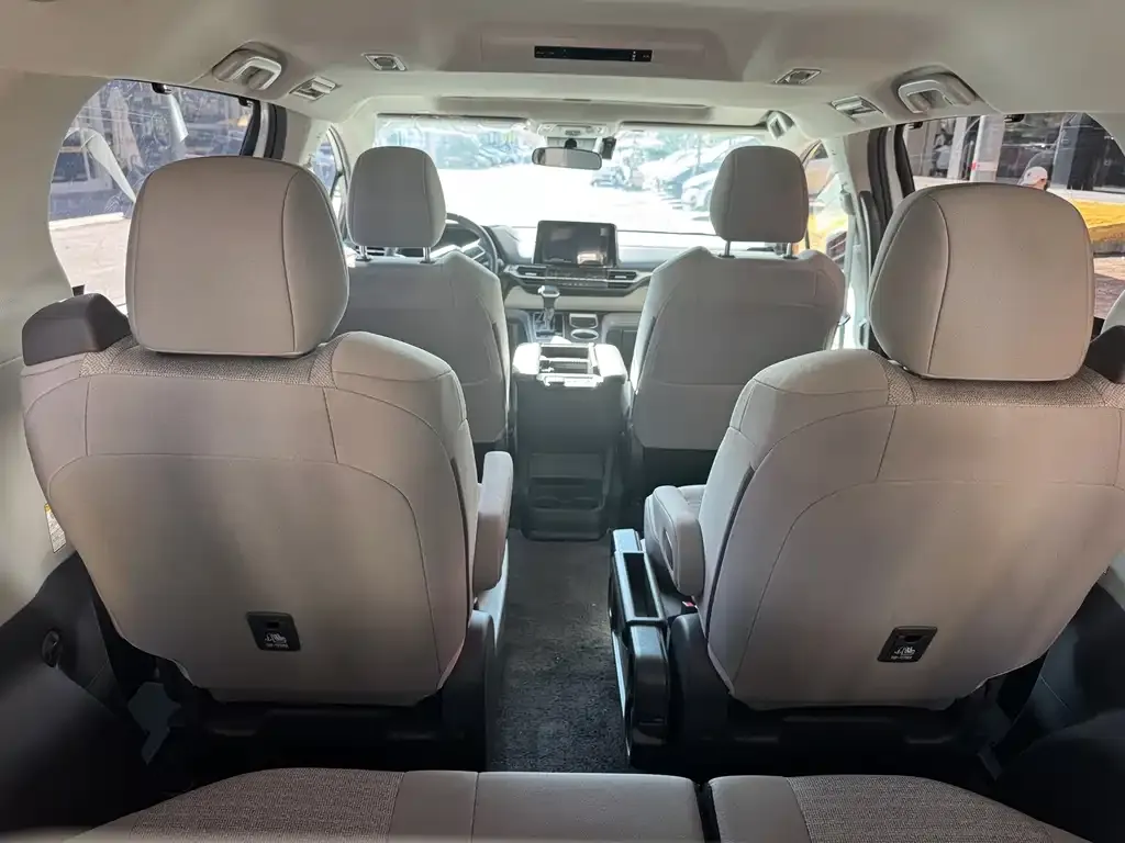 Toyota Sienna — фото 7