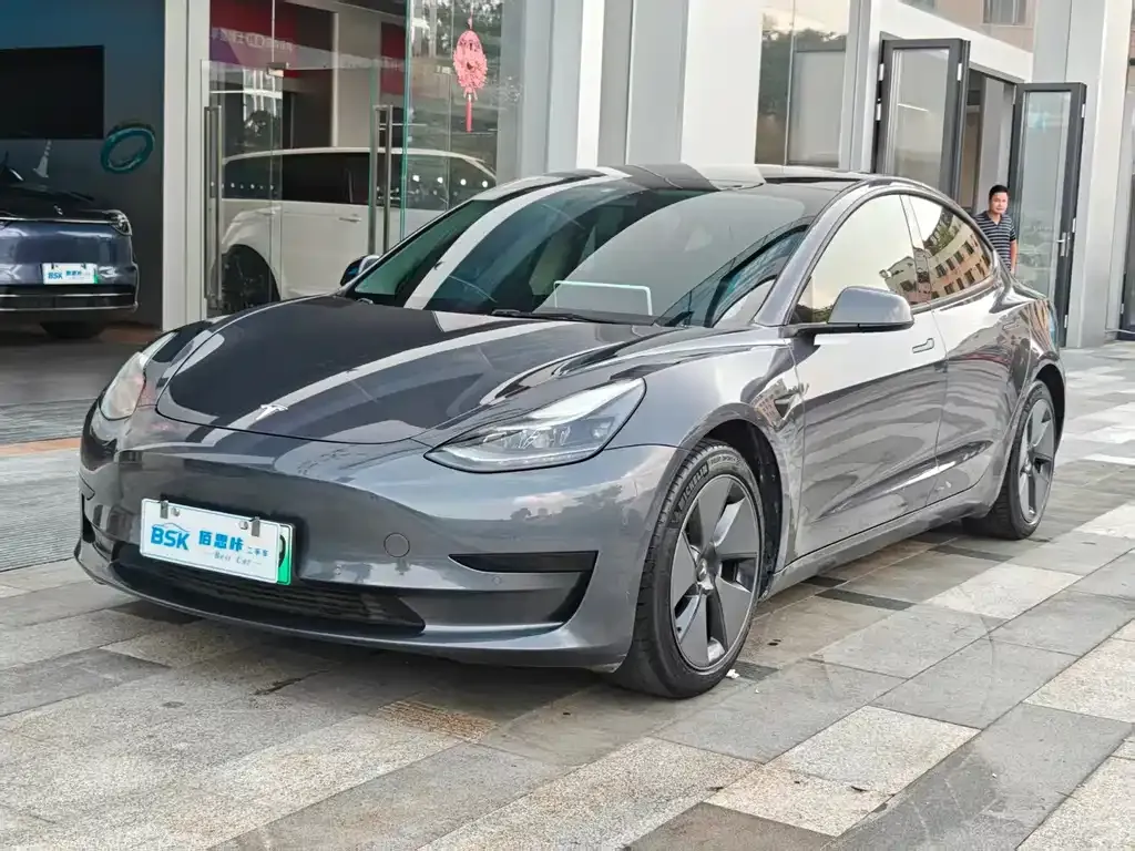 Tesla Model 3 — фото 1