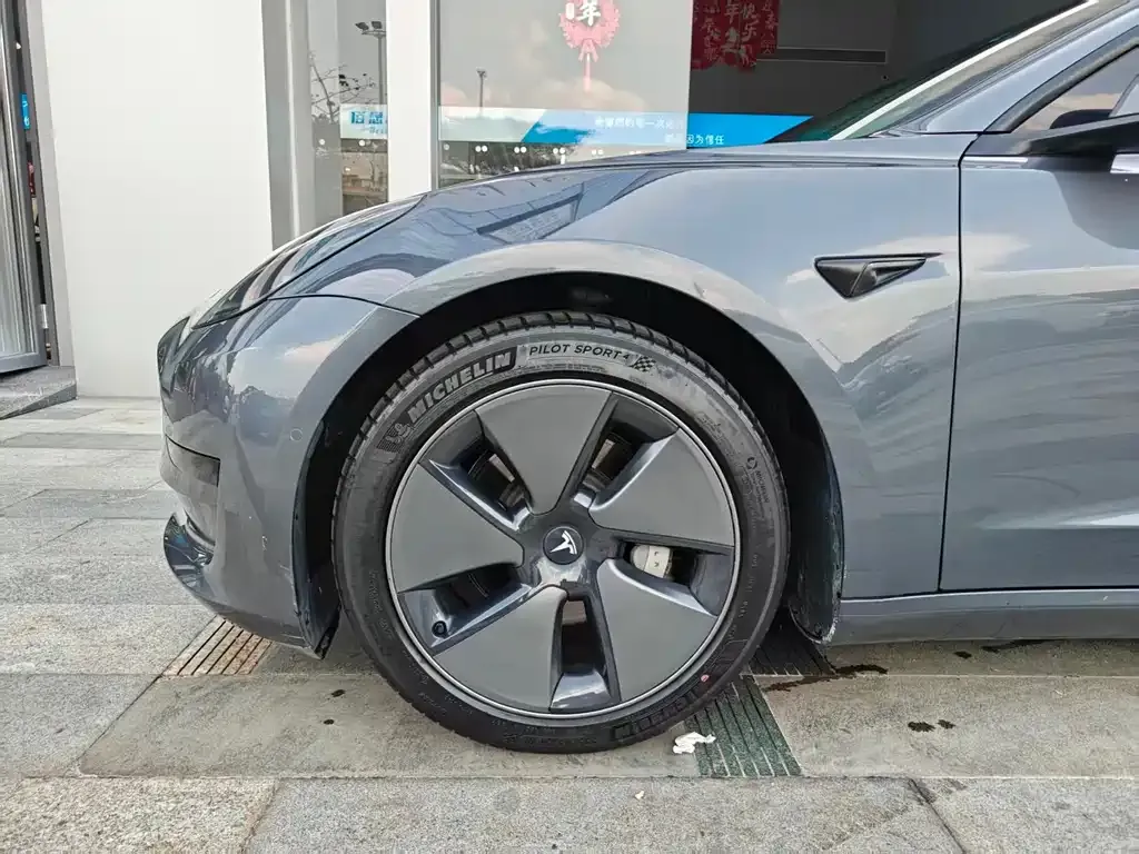 Tesla Model 3 — фото 10