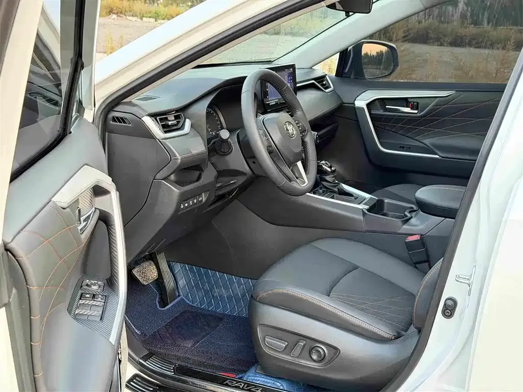 Toyota RAV4 — фото 7