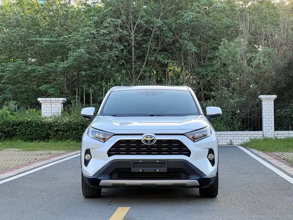 Toyota RAV4 — фото 8