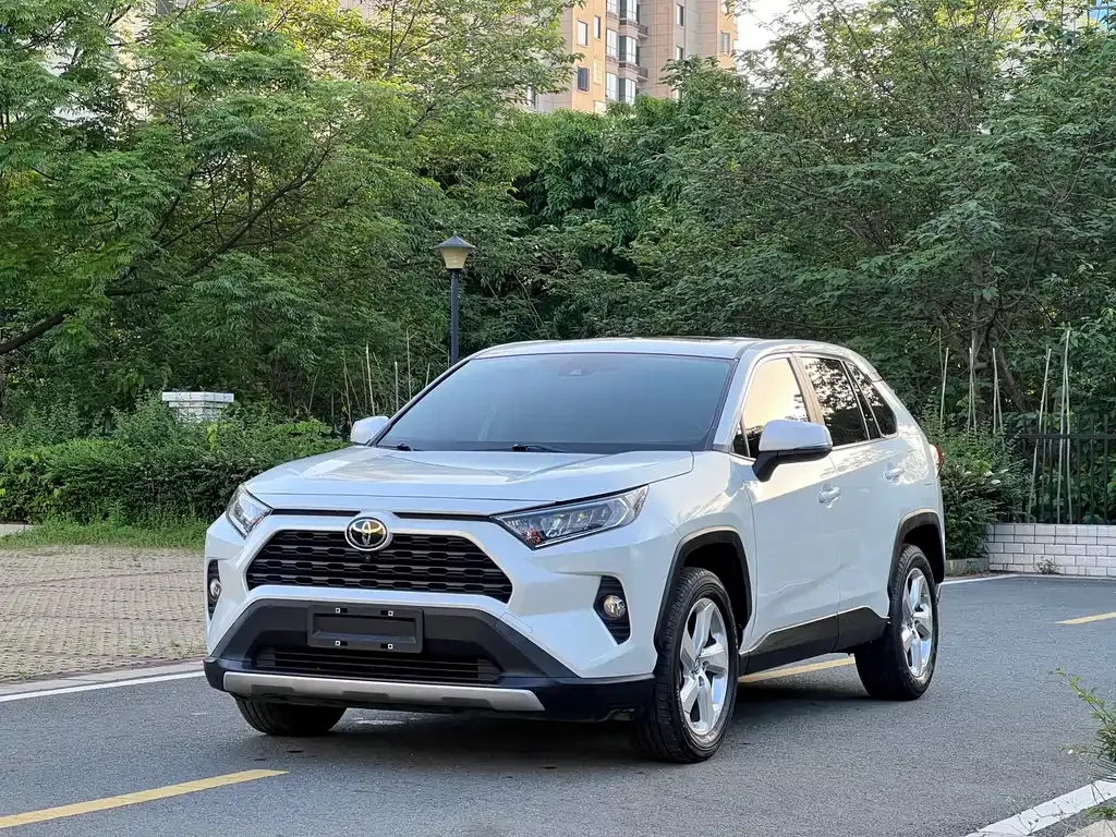 Toyota RAV4 — фото 5