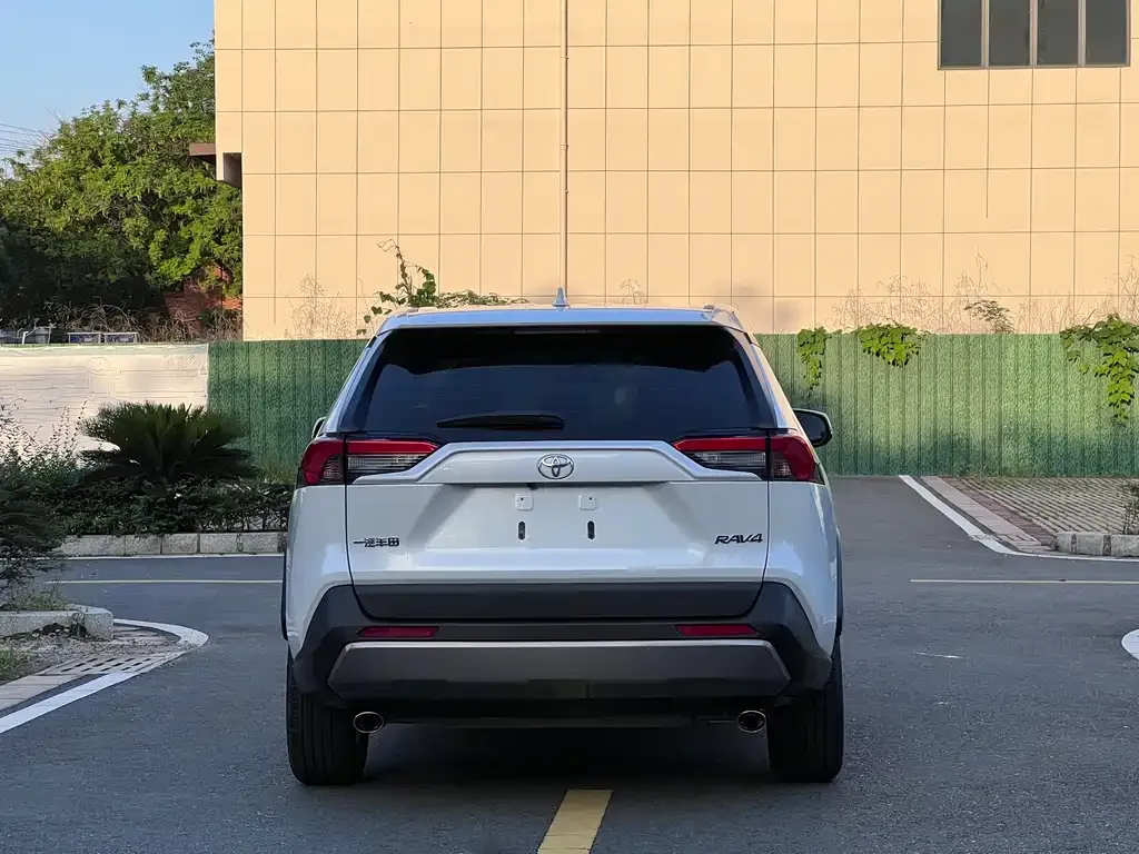 Toyota RAV4 — фото 4
