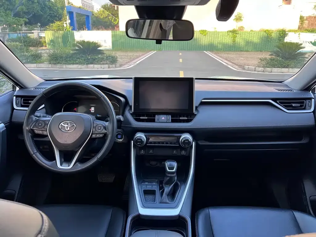 Toyota RAV4 — фото 2
