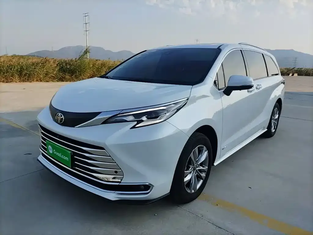 Toyota Sienna — фото 1