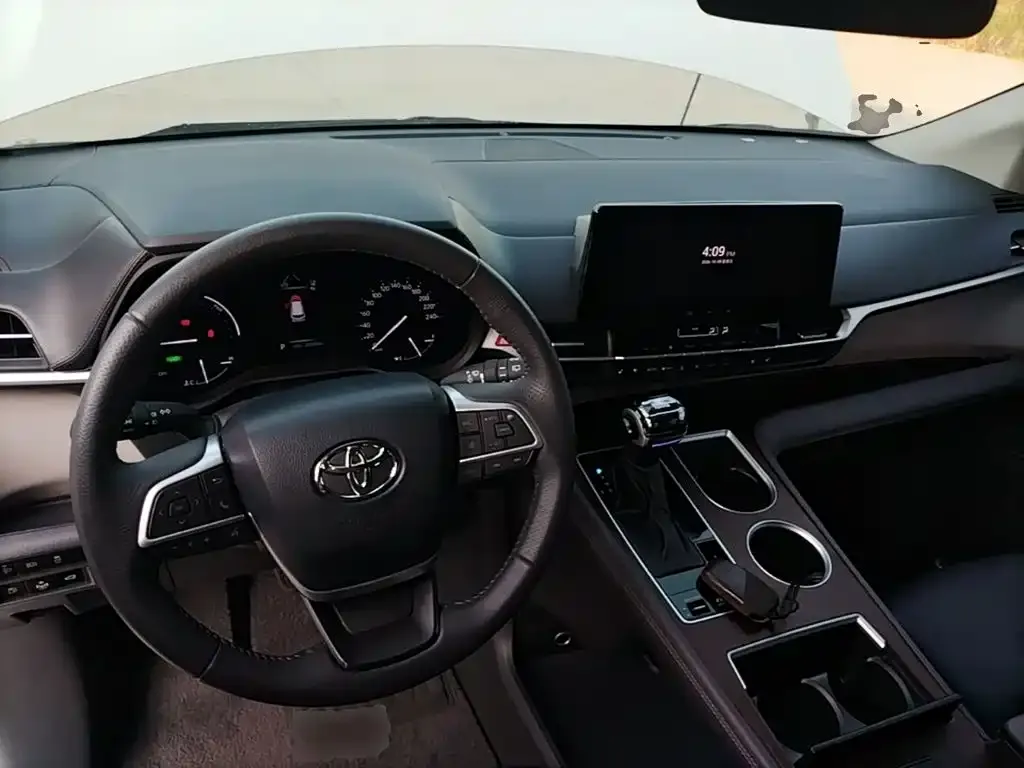 Toyota Sienna — фото 3