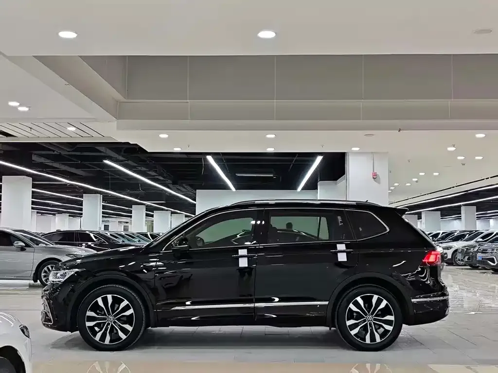 Volkswagen Tiguan L — фото 9