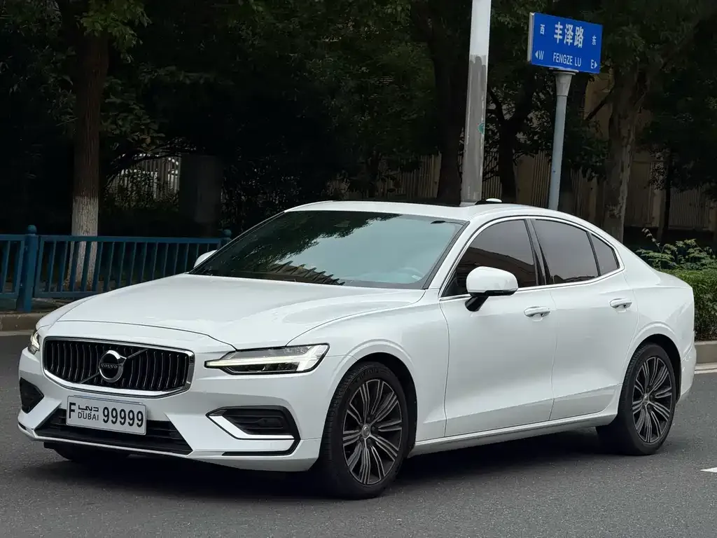 Volvo S60 — фото 1